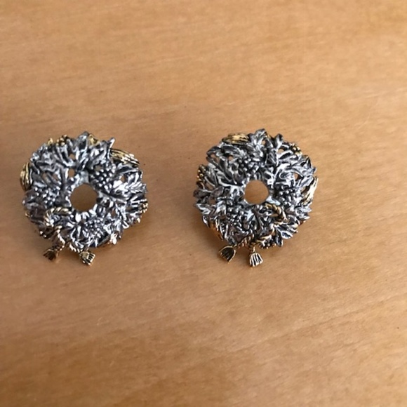 Christmas Wreath Earrings Pierced Open Center VTG - Picture 2 of 4